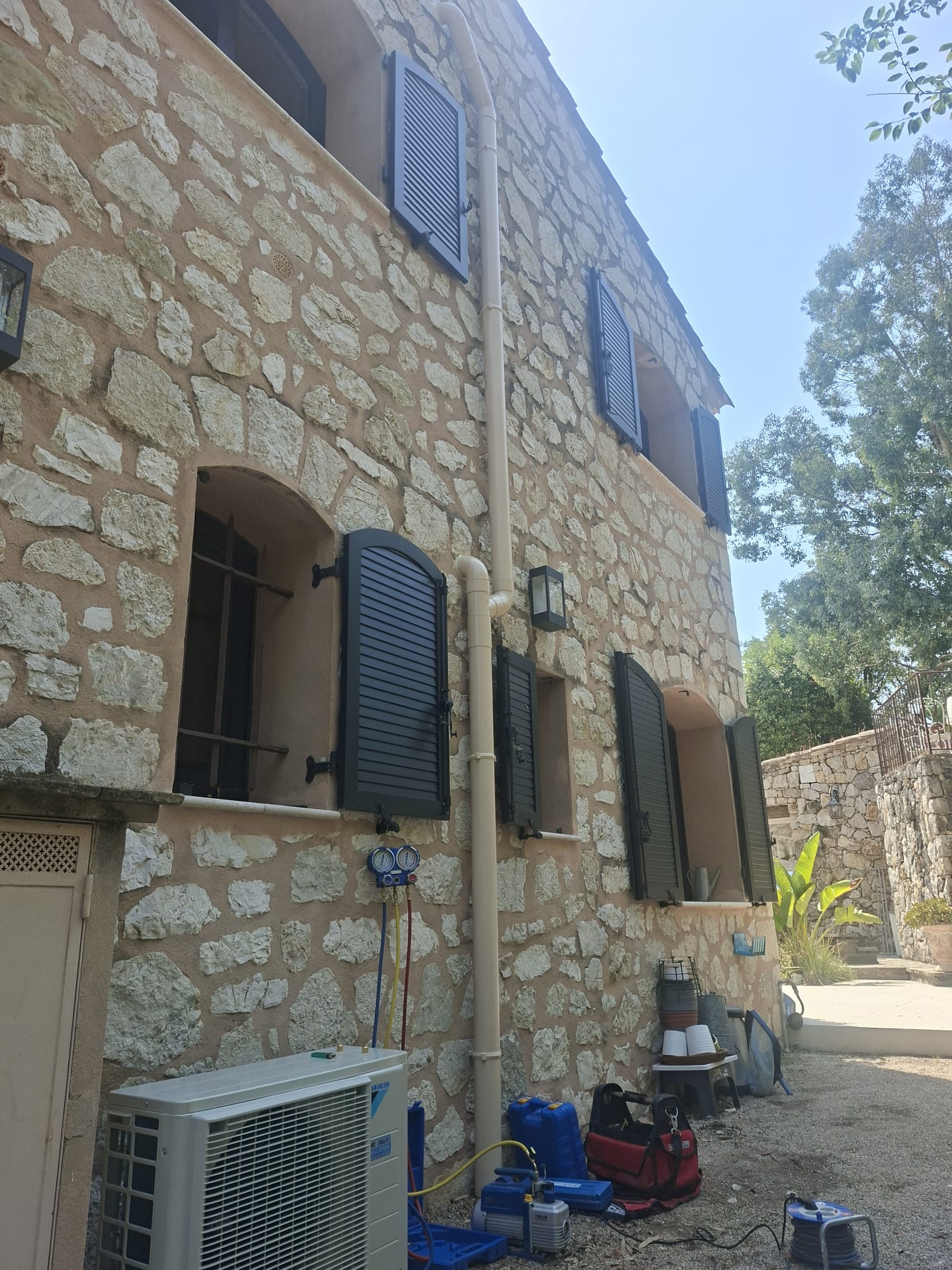 Installation de climatisation discr&egrave;te sur une maison en pierre &agrave; Cannes avec passage des liaisons frigorifiques sous goutti&egrave;re r&eacute;alis&eacute;e par SPCE Climatisation & &Eacute;lectricit&eacute;.