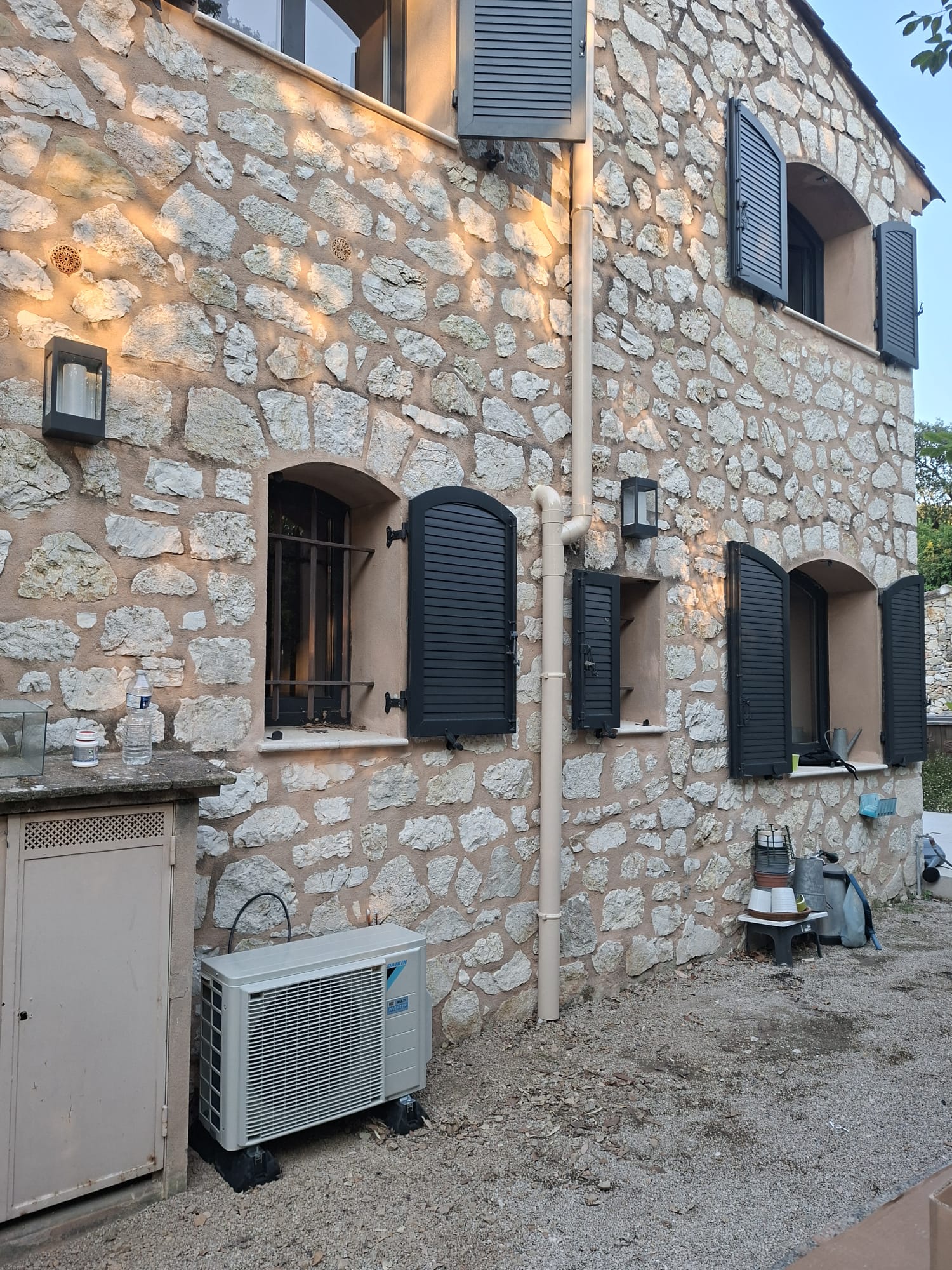 Installation de climatisation discr&egrave;te sur une maison en pierre &agrave; Cannes avec passage des liaisons frigorifiques sous goutti&egrave;re r&eacute;alis&eacute;e par SPCE Climatisation & &Eacute;lectricit&eacute;.